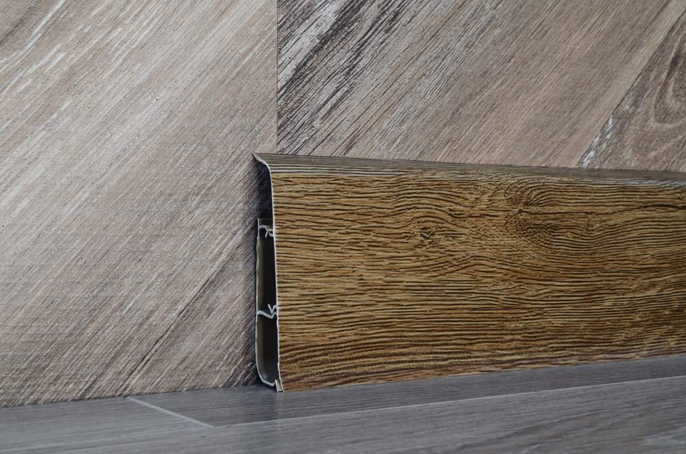 211 Плинтус н/п с кабель-каналом 70мм 2,2м "Деконика" Дуб рустик