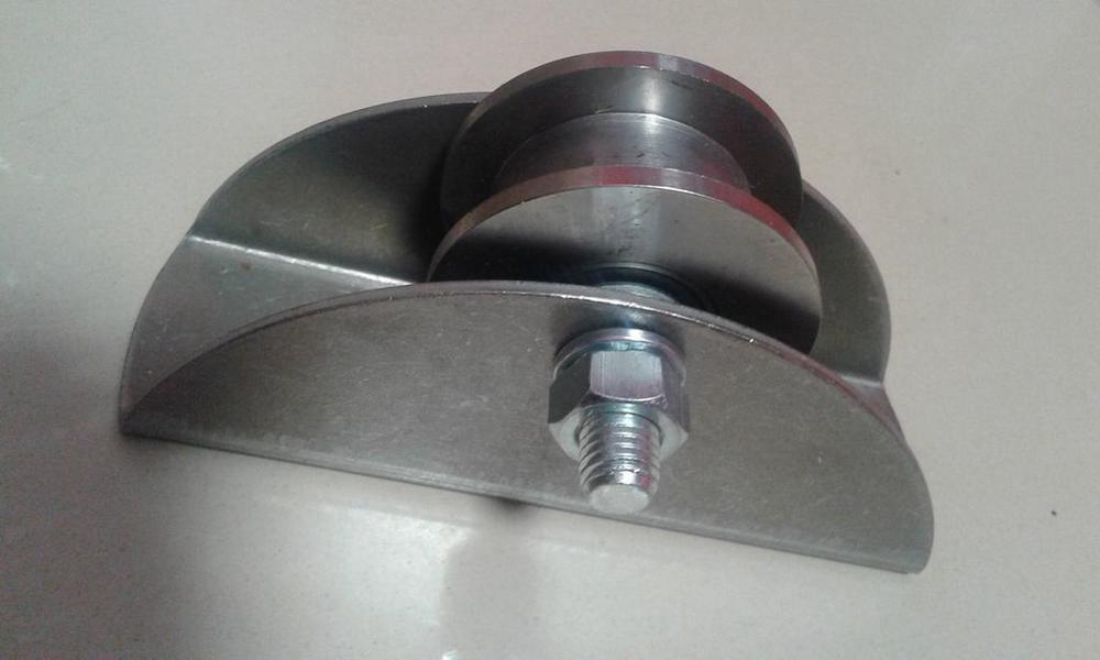 Ролик металлический d65 под трубу на платформе 20х20  Р3606