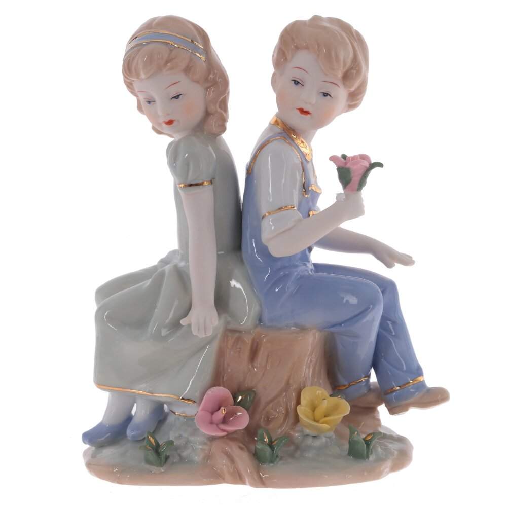 REMECO COLLECTION Статуэтка 804745 Мальчик и девочка на пеньке фарфор 13,5х7,5х17см