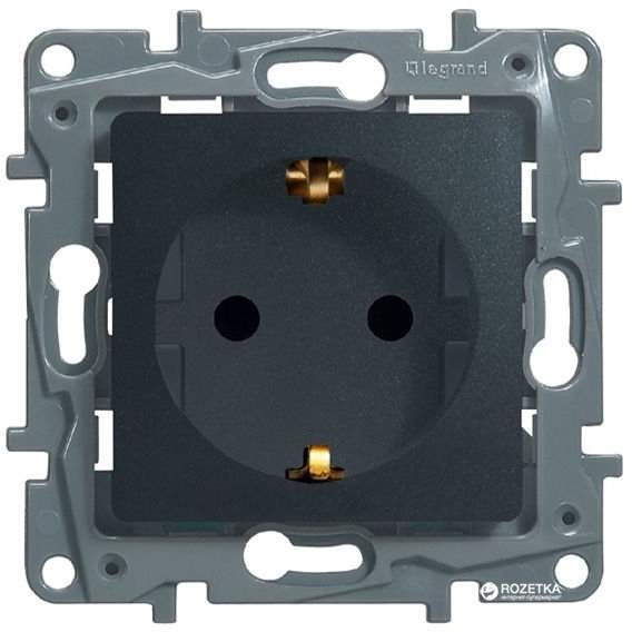 Розетка Etika с/з со шторками антрацит  винт.клеммы 672622