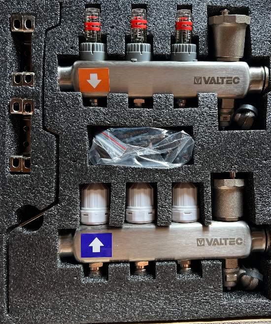 Коллекторный блок с расходом. 1"х3/4"х3 вых. нерж. VTc.579.EMNX.0603  61202