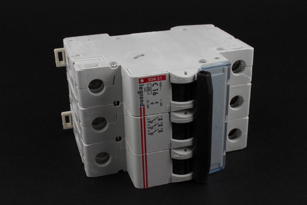 Авт. выключатель  DX Стандарт С 3Р  16А  Leg03451/33925