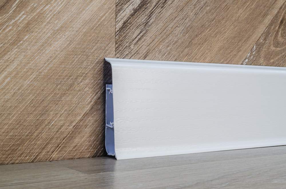 001 Плинтус н/п с кабель-каналом 70мм 2,2м "Деконика" Белый