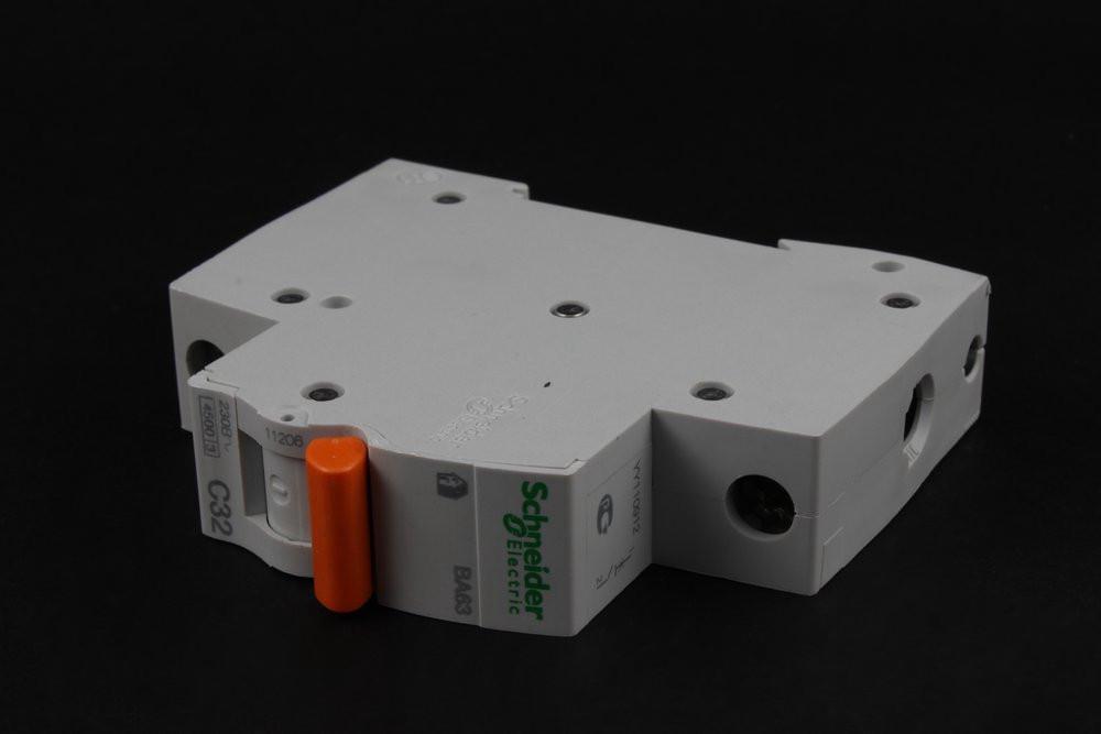 Авт.выкл. 1п ВА-63 С 32А 11206/ 84012