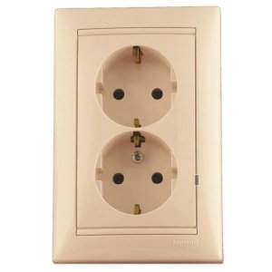 Розетка  VALENA  2х2Р+Т нем стд. сл.к  774370/ 33905