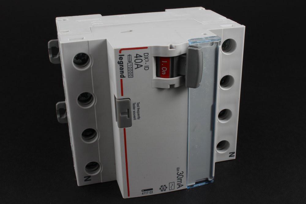 УЗО  Legrand  DX3  4П  40A  АС  30мА N с пр. стороны  411703