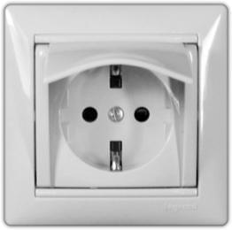 Розетка  VALENA  2Р+Е стд. с/крыш. белая  774422/ 33852