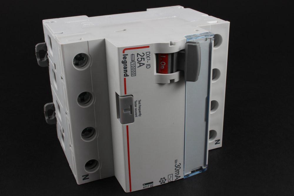 УЗО  Legrand  DX3  4П  25A  АС  30мА N с пр. стороны  411702