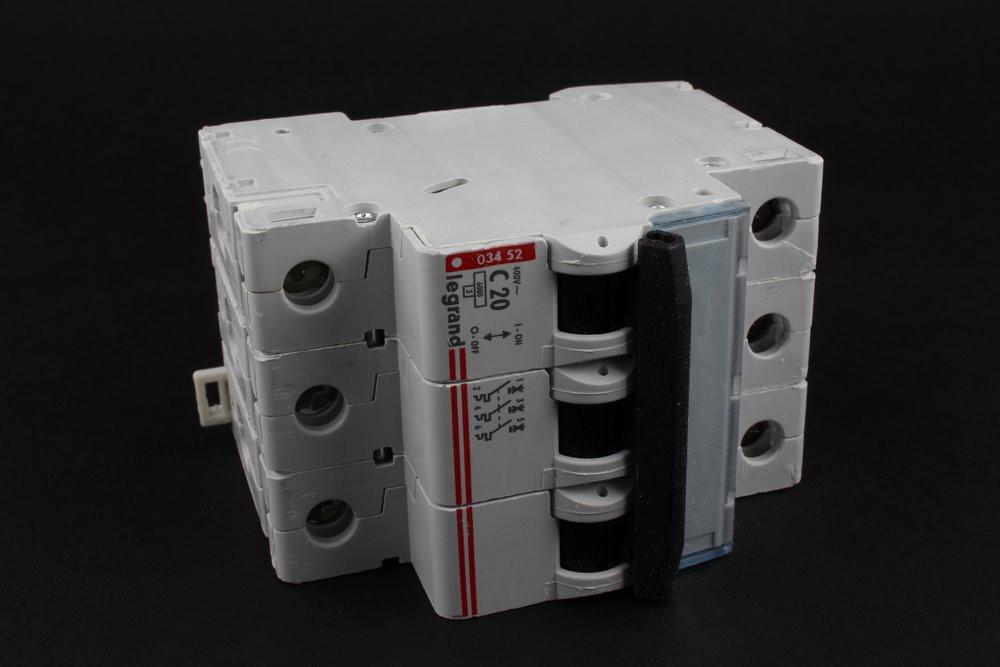 Авт. выключатель  DX Стандарт С 3Р  20А  Leg03452/33926