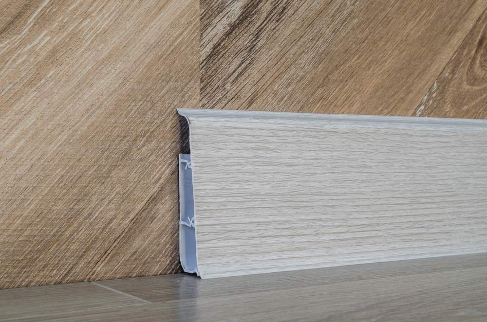 253 Плинтус н/п с кабель-каналом 70мм 2,2м "Деконика" Ясень серый