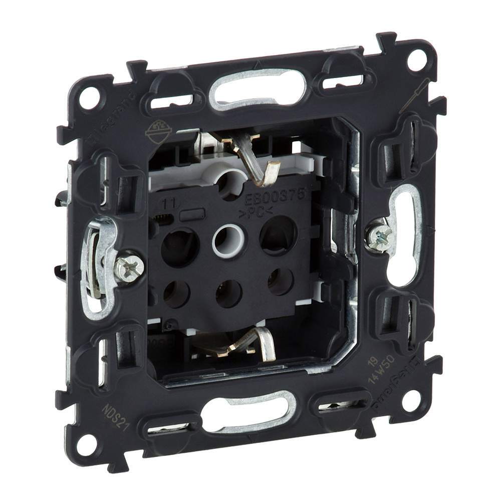 Розетка VALENA Mex IN'MATIC  753029  с/з, со шторк. винт.заж